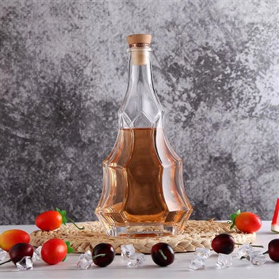 Оформена стъклена бутилка за уиски